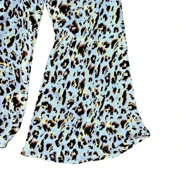 L’AGENCE blue leopard top bell sleeves size Large - Picture 2 of 7